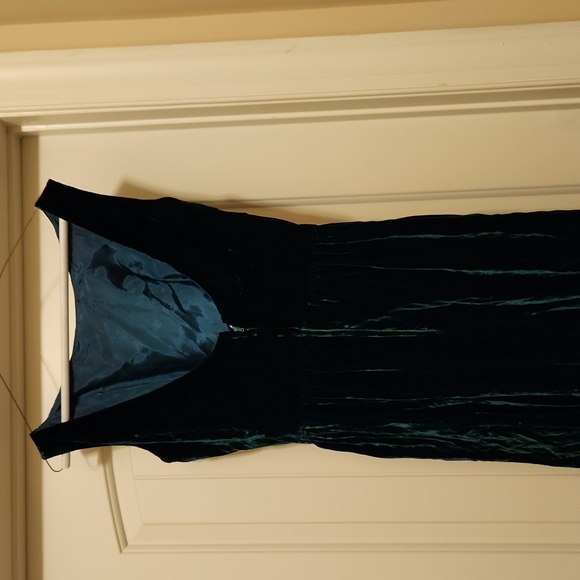 Custom made green velvet gown! - Picture 4 of 11